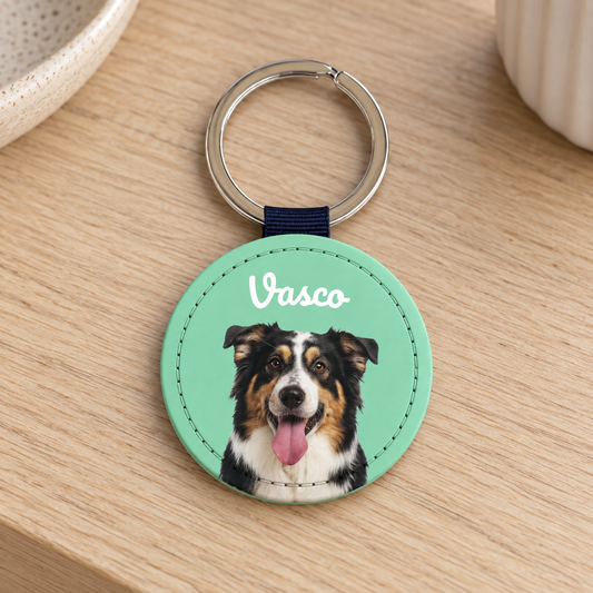Llavero personalizado con retrato de mascota en diseño verde menta y anilla plateada.