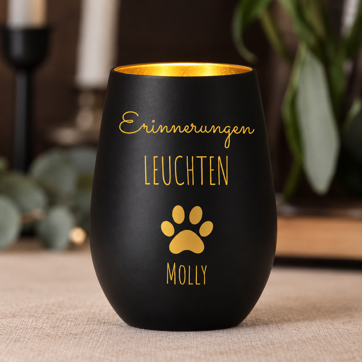 Vela negra personalizada con borde interior dorado y texto grabado para el recuerdo.