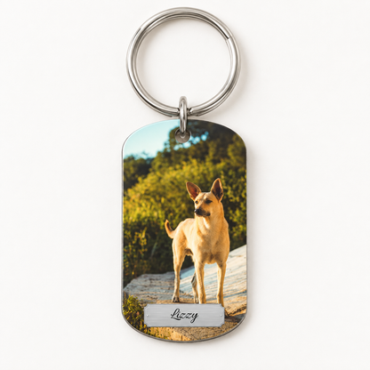 Llavero personalizado de acero inoxidable plateado con foto de un perro y nombre grabado.