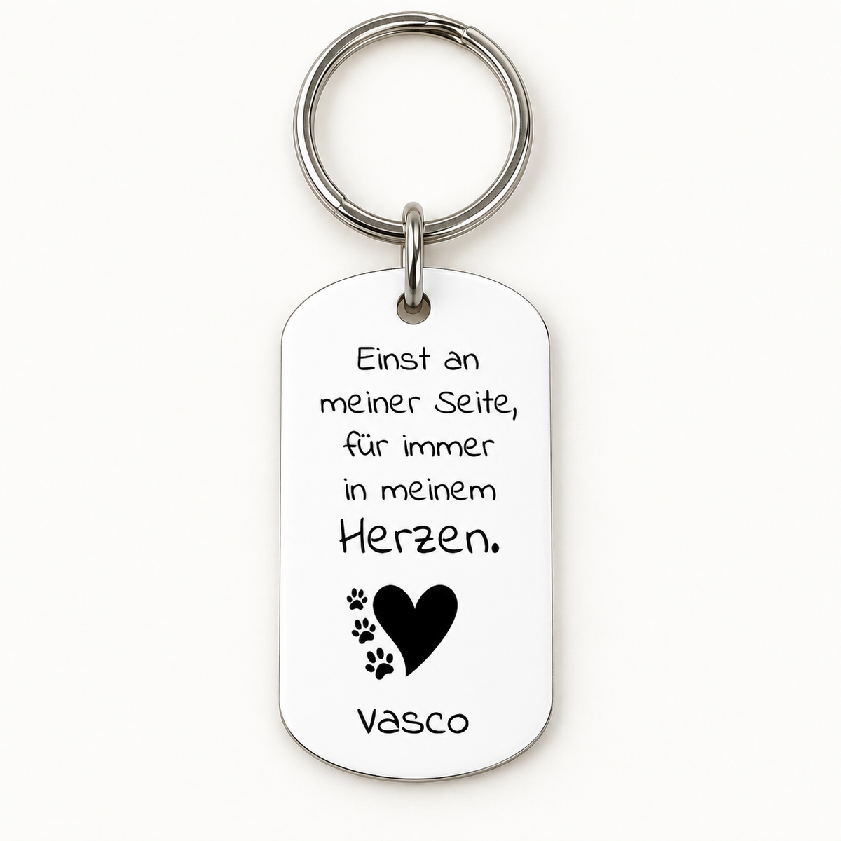 Llavero de metal personalizado con letras negras y corazón.