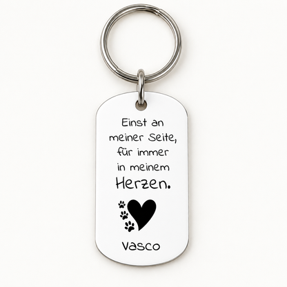 Llavero de metal personalizado con letras negras y corazón.