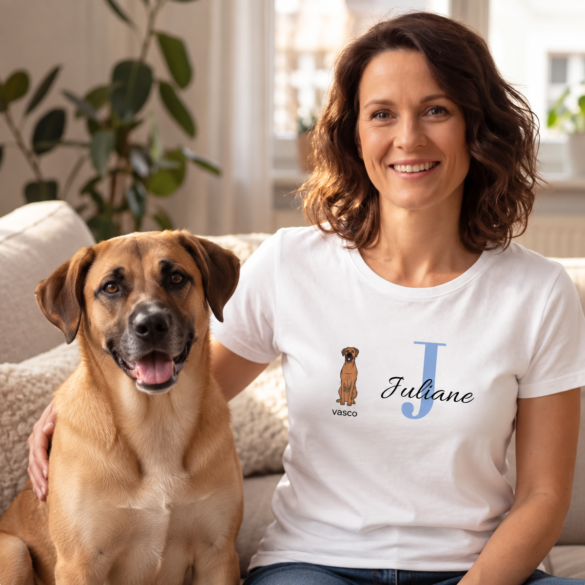 Camiseta blanca con inicial personalizada "J" y diseño de perro, llevada por una mujer junto a un perro.