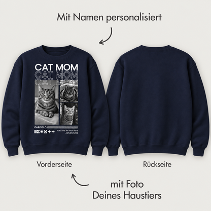 Sudadera azul oscuro con texto personalizable "Cat Mom" y motivos de gatos en la parte delantera.