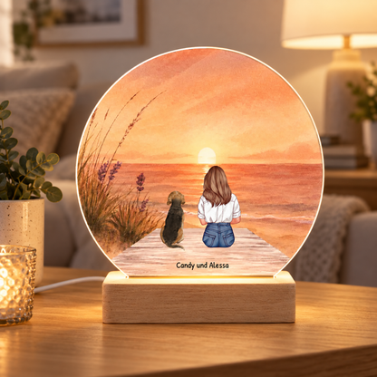 Lámpara de noche LED personalizada con una niña y un perro junto al mar, luz cálida, base de madera.