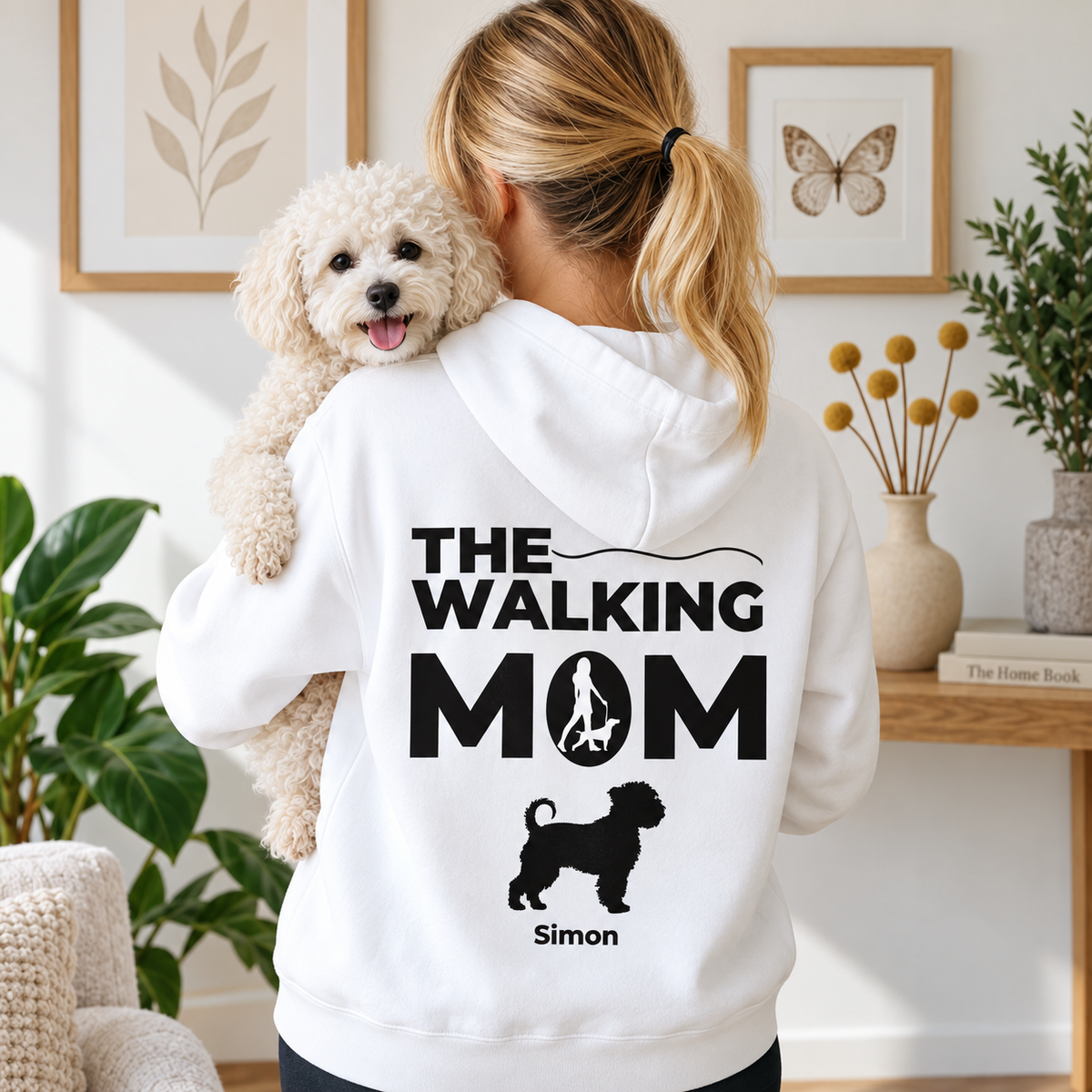 Sudadera con capucha blanca personalizada con el texto negro "THE WALKING MOM" y figura de perro.