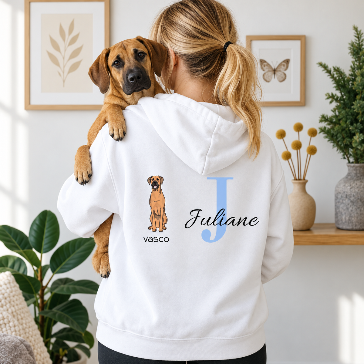 Sudadera con capucha blanca con inicial personalizada "J" y diseño de perro, perfecta para un estilo propio.