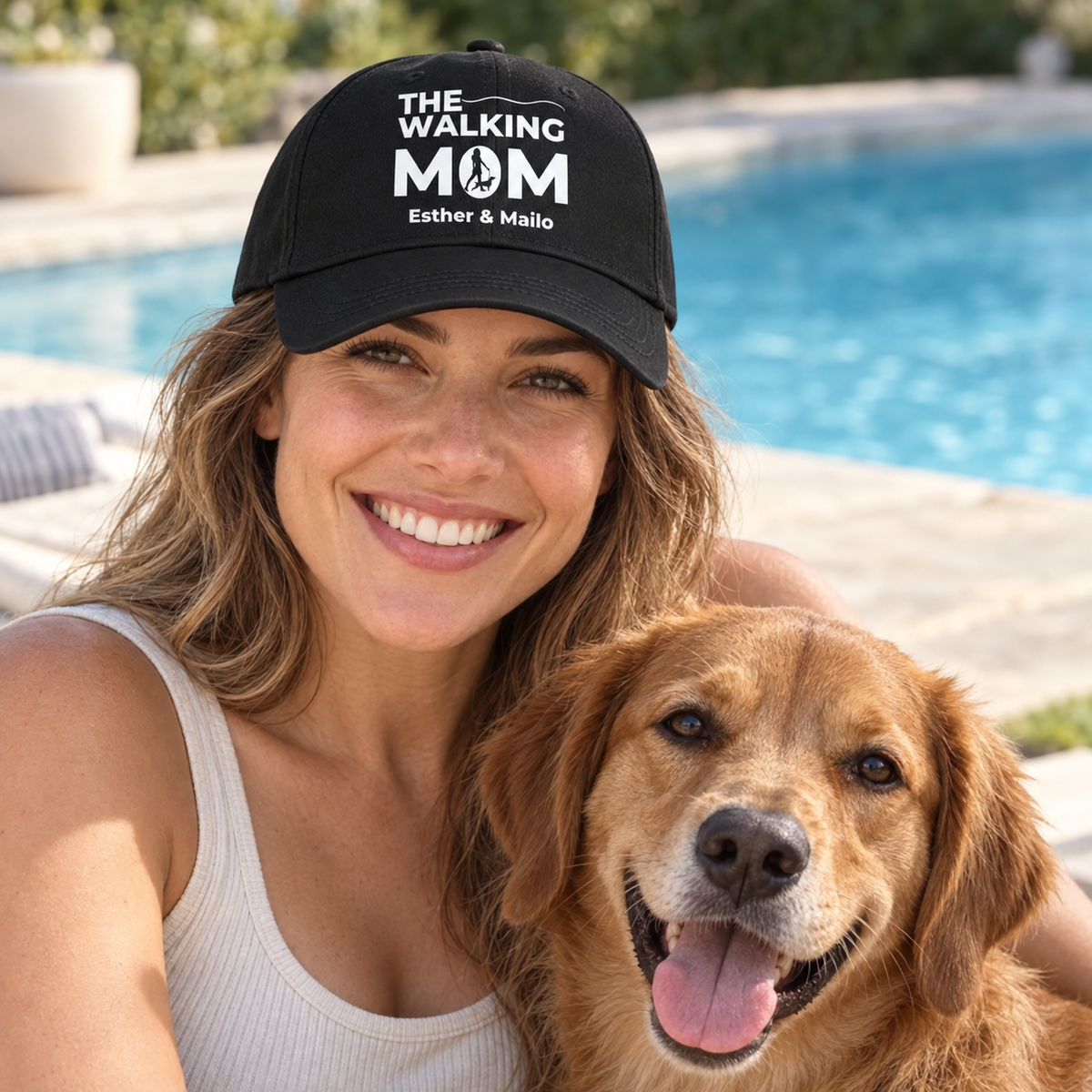 Gorra negra con estampado “THE WALKING MOM” y nombres personalizados, llevada por una mujer con un perro.