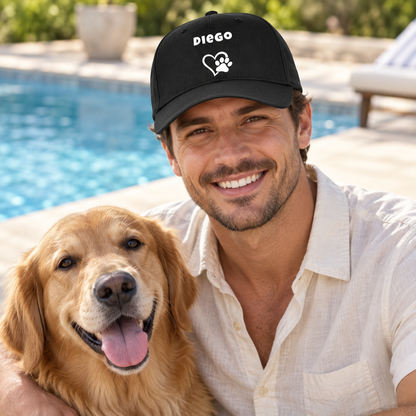 Gorra negra personalizada con el nombre “Diego” y diseño de huella, llevada por un hombre junto a un golden retriever.