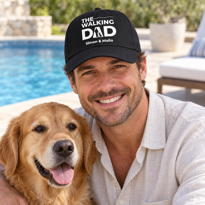 Gorra negra con estampado “THE WALKING DAD” y nombres personalizados, llevada por un hombre con un perro.
