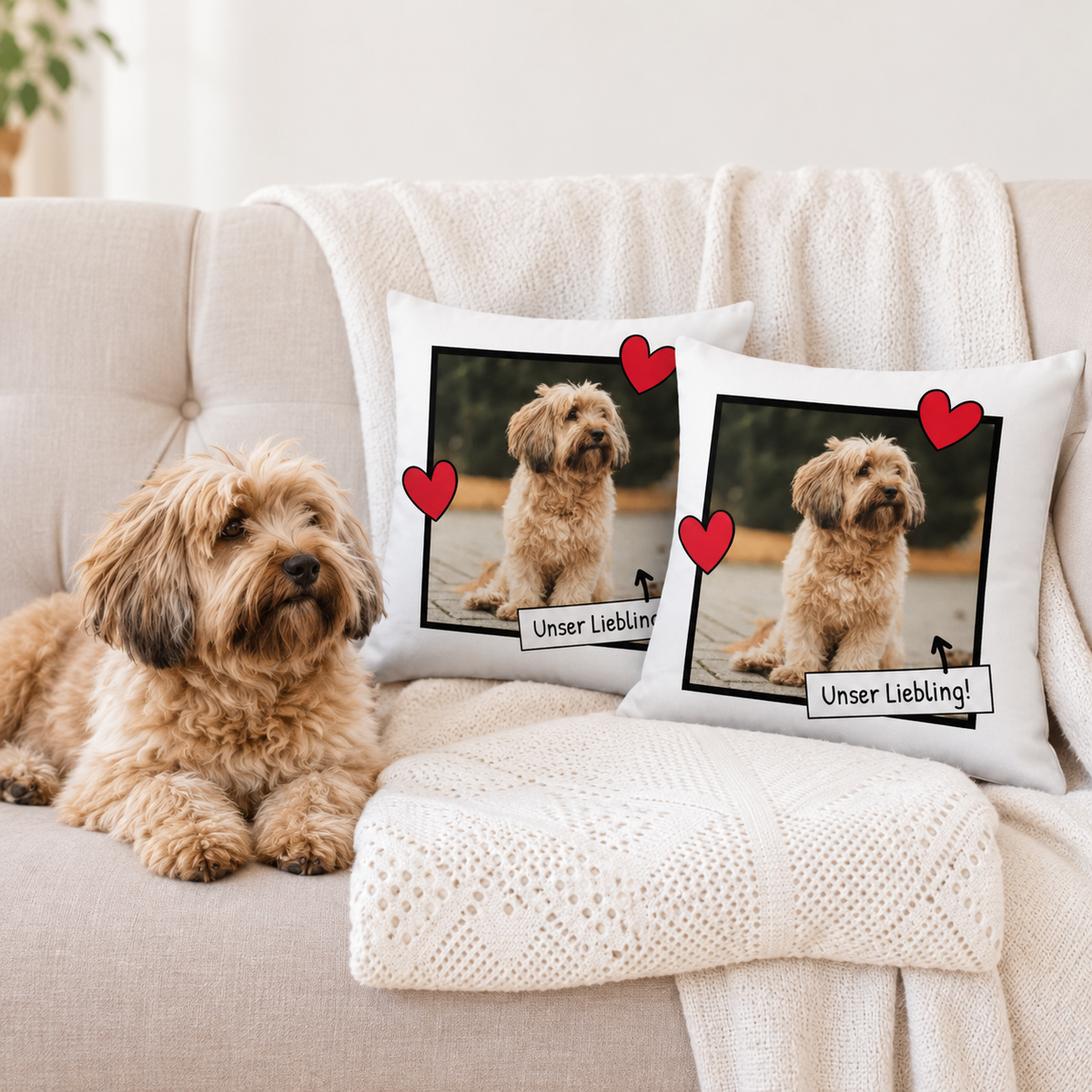 Dos cojines personalizados con foto de perro y corazones en un sofá beige.