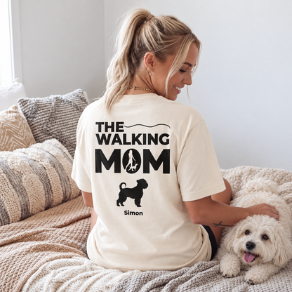 Camiseta beige con el texto "THE WALKING MOM" y un motivo de perro en la espalda.