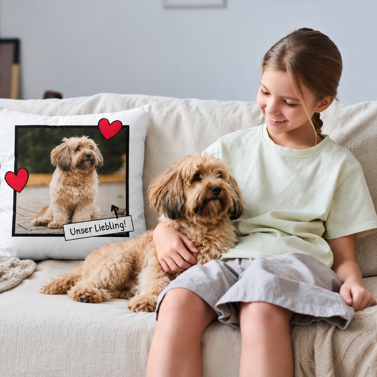 Cojín personalizable con foto de perro y corazones aplicados, en un sofá con una niña.
