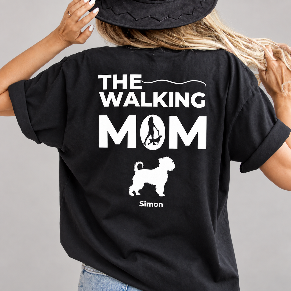 Camiseta negra personalizada con el texto "THE WALKING MOM" y motivo de perro, talla M.