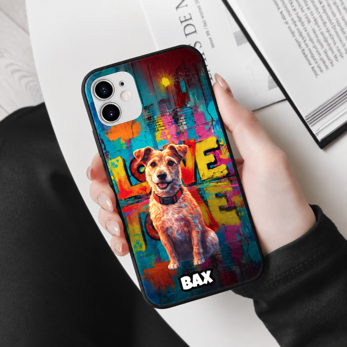 Funda de móvil personalizada con diseño street art, colorido gráfico de un perro y la palabra "LOVE".