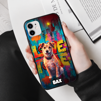 Funda de móvil personalizada con diseño street art, colorido gráfico de un perro y la palabra "LOVE".
