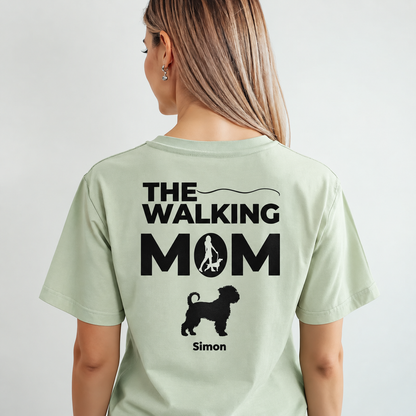 Camiseta verde menta personalizada con el texto "THE WALKING MOM" y silueta de perro.