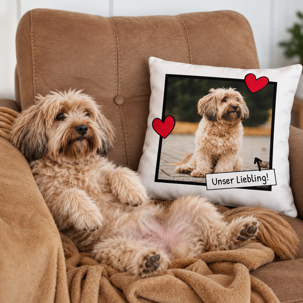 Cojín personalizado con foto y corazones, con la imagen de un perro y el texto "Unser Liebling!".