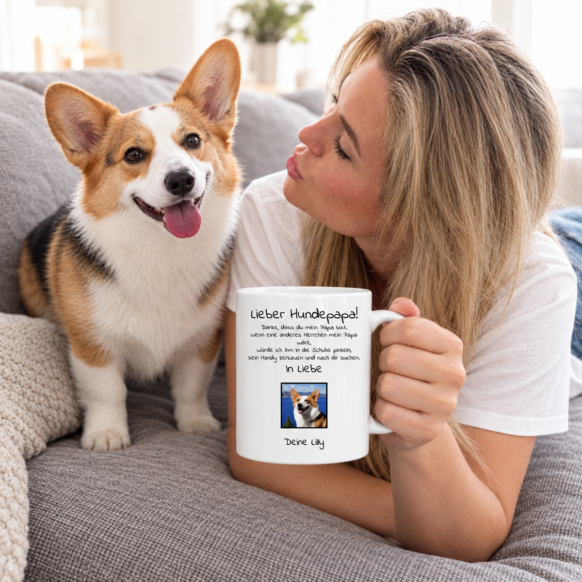Persona sosteniendo una taza blanca personalizada con foto de perro y texto mientras mira a un corgi.