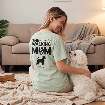 Camiseta verde personalizable con el texto negro "The Walking Mom" y motivo de perro.