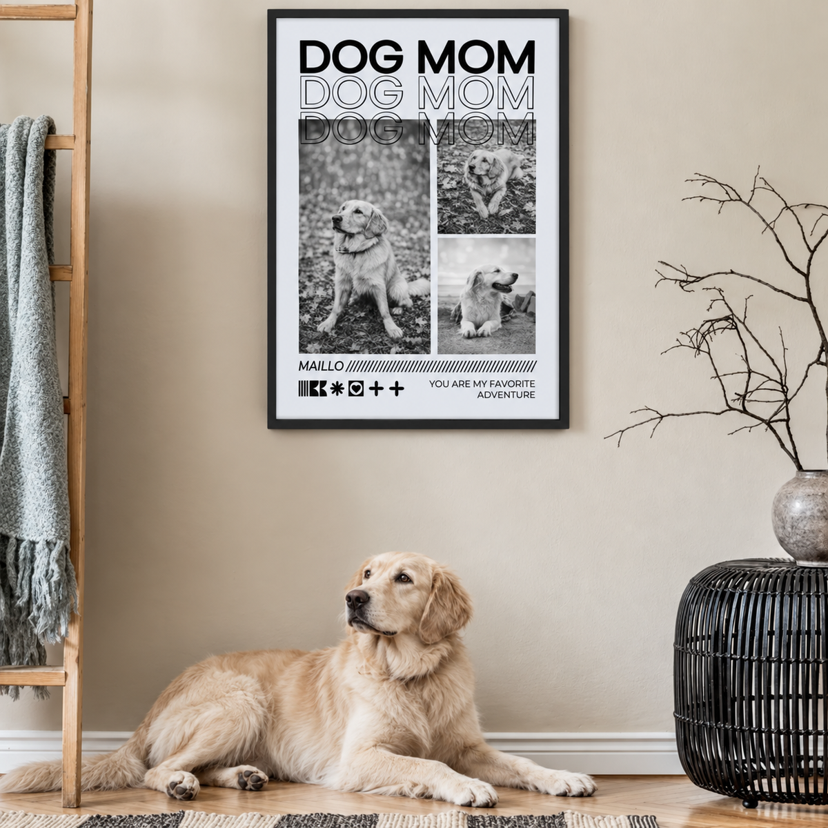 Póster personalizado con el texto "DOG MOM" y foto de un perro, enmarcado. Perro tumbado en la habitación.
