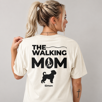 Camiseta beige con el texto negro "THE WALKING MOM" y motivo de perro, personalizada con el nombre Simon.