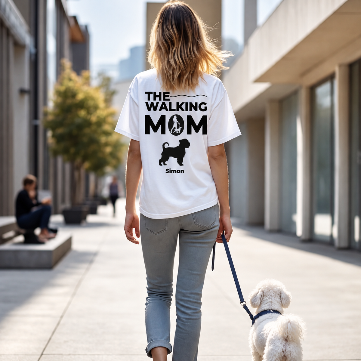 Camiseta blanca con el texto "THE WALKING MOM" y un motivo de perro en la espalda, personalizada con "Simon".