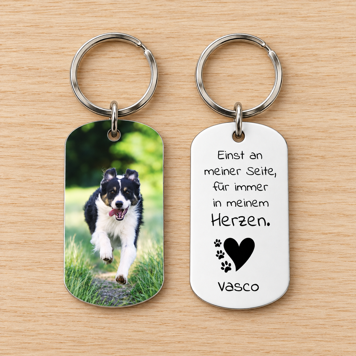 Llavero plateado personalizado con foto de perro delante y texto detrás.