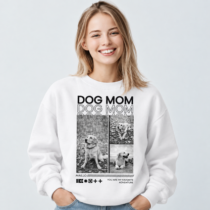 Sudadera blanca con el texto "DOG MOM" y fotos de perros. La mujer sonríe a la cámara.