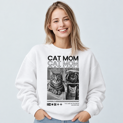 Sudadera blanca con el texto "Cat Mom" y motivos de gatos en blanco y negro.