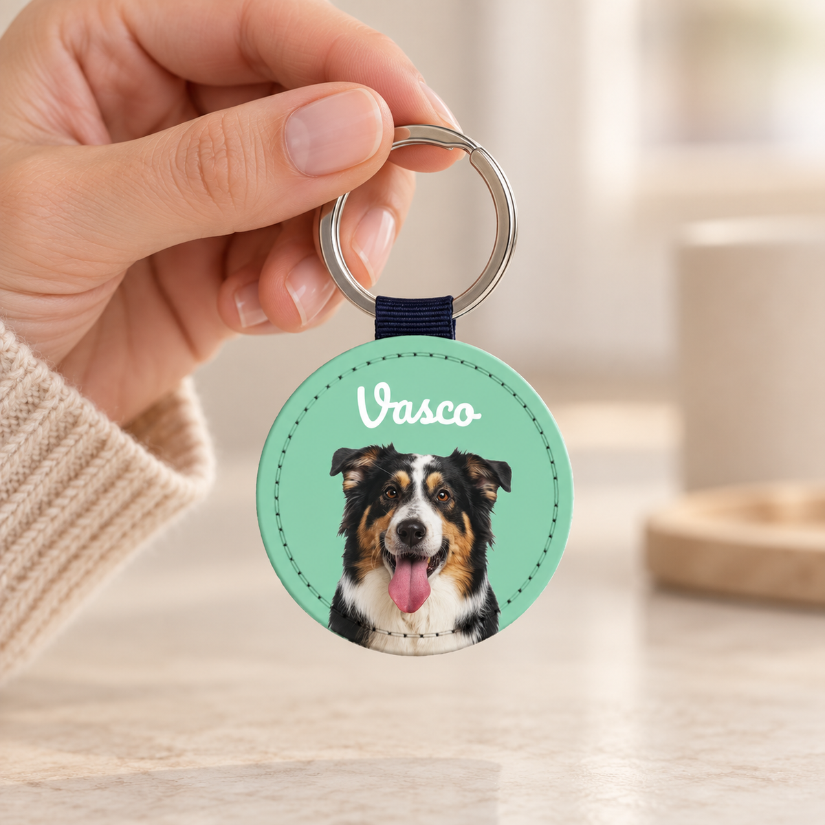 Llavero personalizado de piel sintética con retrato de perro y cinta azul.