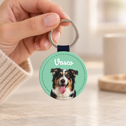 Llavero personalizado de piel sintética con retrato de perro y cinta azul.