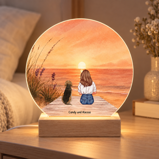 Lámpara de noche LED personalizada con ilustración de una mujer y su perro en la playa al atardecer. Base de madera.