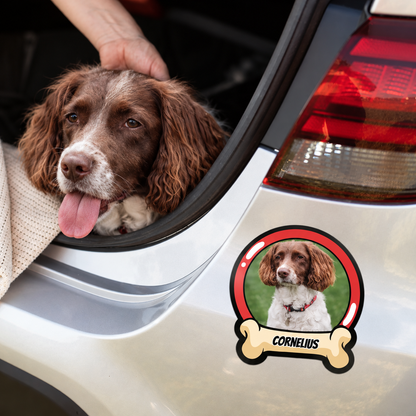 Pegatina de coche con foto de perro personalizada y nombre, en un vehículo plateado.