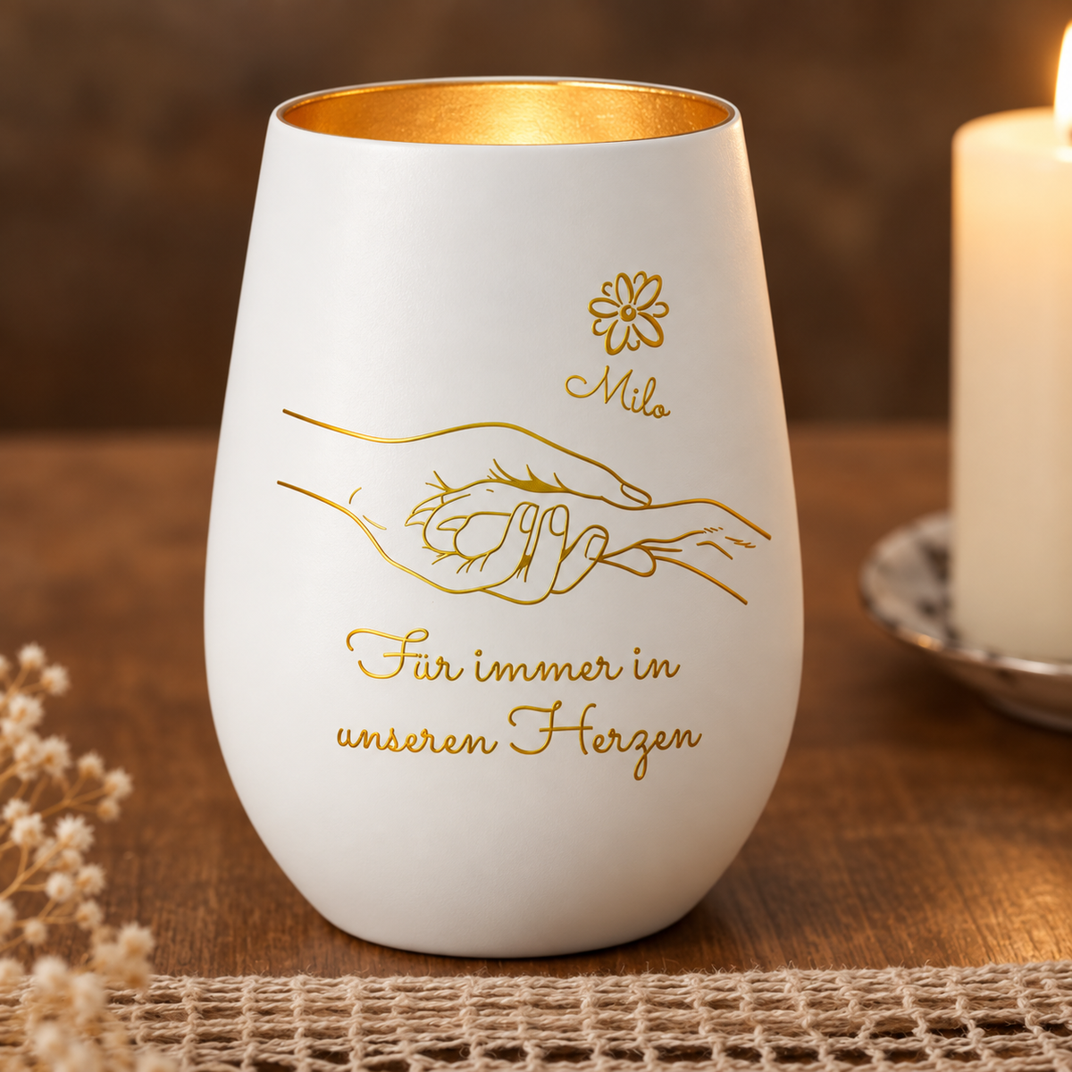 Luz conmemorativa blanca personalizada con borde interior dorado, texto grabado y manos, para un recuerdo especial.