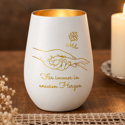 Luz conmemorativa blanca personalizada con borde interior dorado, texto grabado y manos, para un recuerdo especial.
