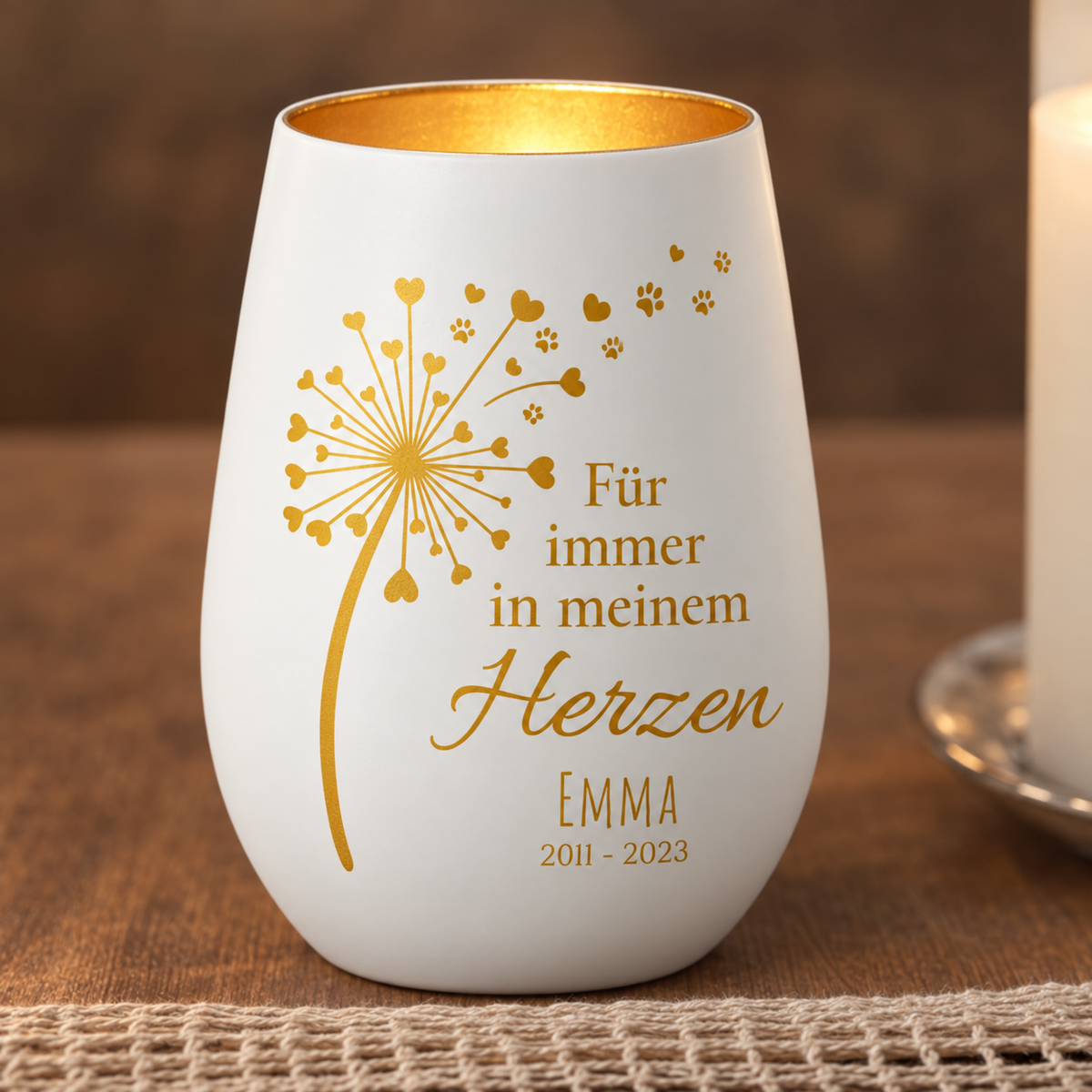 Luz conmemorativa blanca personalizada con letras doradas y corazones, en memoria de los difuntos.