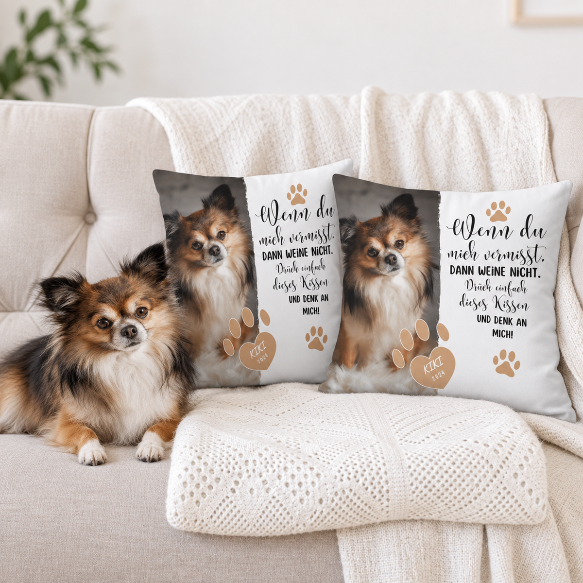 Dos cojines personalizados con el texto "Wenn du mich vermisst..." y la foto de un perro en un sofá.