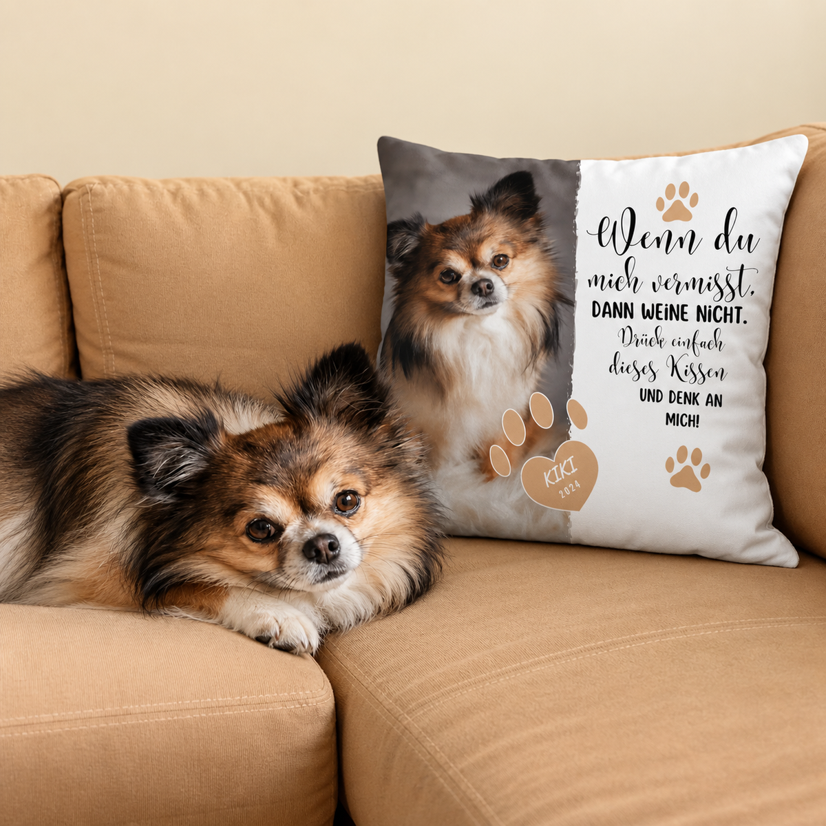 Cojines personalizados suaves con motivo de perro y texto, combinación marrón y blanco, sobre un sofá.