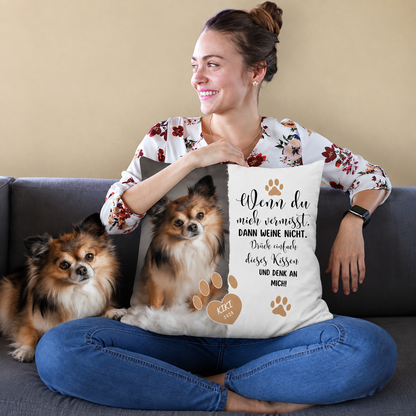 Cojín personalizable con imagen de perro y texto, fondo blanco, en un sofá con una mujer y un perro.