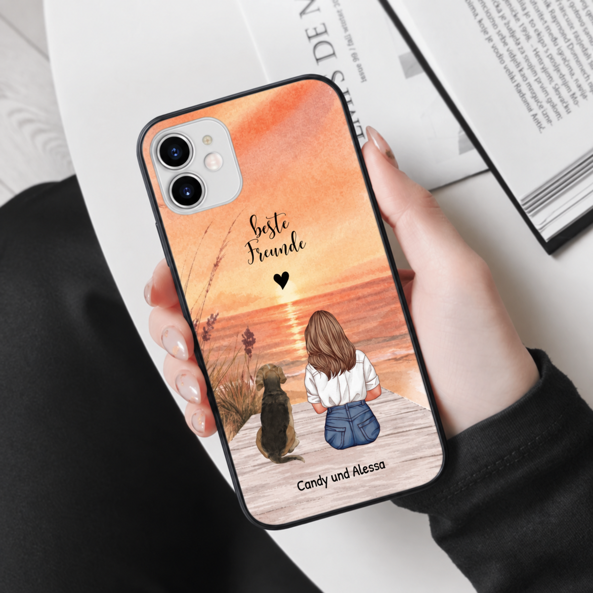 Funda de móvil personalizada con ilustración de perro y atardecer, con el texto "beste Freunde".