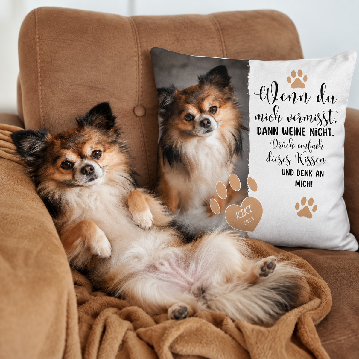 Cojín personalizado con texto y motivo de perro, sobre un sofá marrón.