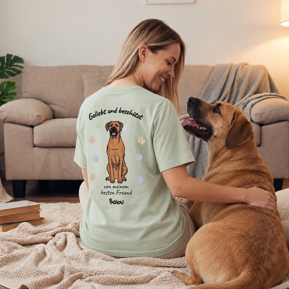 Camiseta verde menta personalizada con motivo de perro y texto en la espalda.