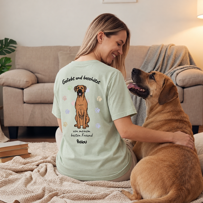 Camiseta verde menta personalizada con motivo de perro y texto en la espalda.