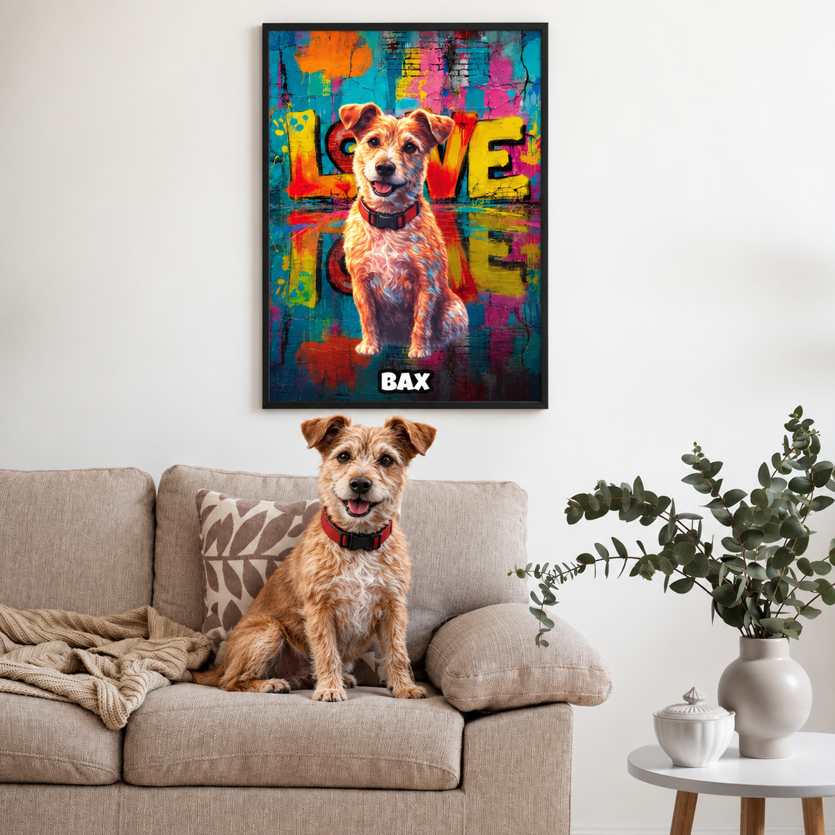 Pósters street art personalizados con motivo de perro, en colores intensos, enmarcados en la pared. Perro en el sofá.