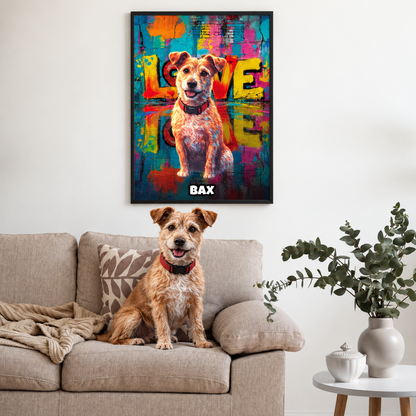 Pósters street art personalizados con motivo de perro, en colores intensos, enmarcados en la pared. Perro en el sofá.