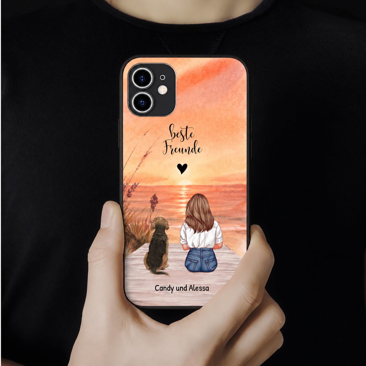 Funda de móvil personalizada con ilustración de una niña y un perro en la playa, fondo colorido.