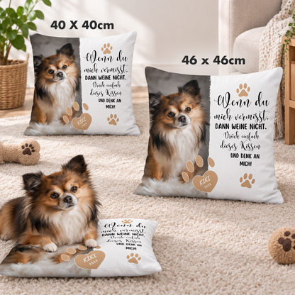 Cojines personalizados en dos tamaños con motivo de perro y texto sobre tela clara.