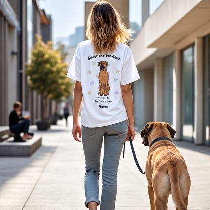 Camiseta blanca con estampado de perro y el texto "Geliebt und beschützt" en la espalda, llevada por una mujer.