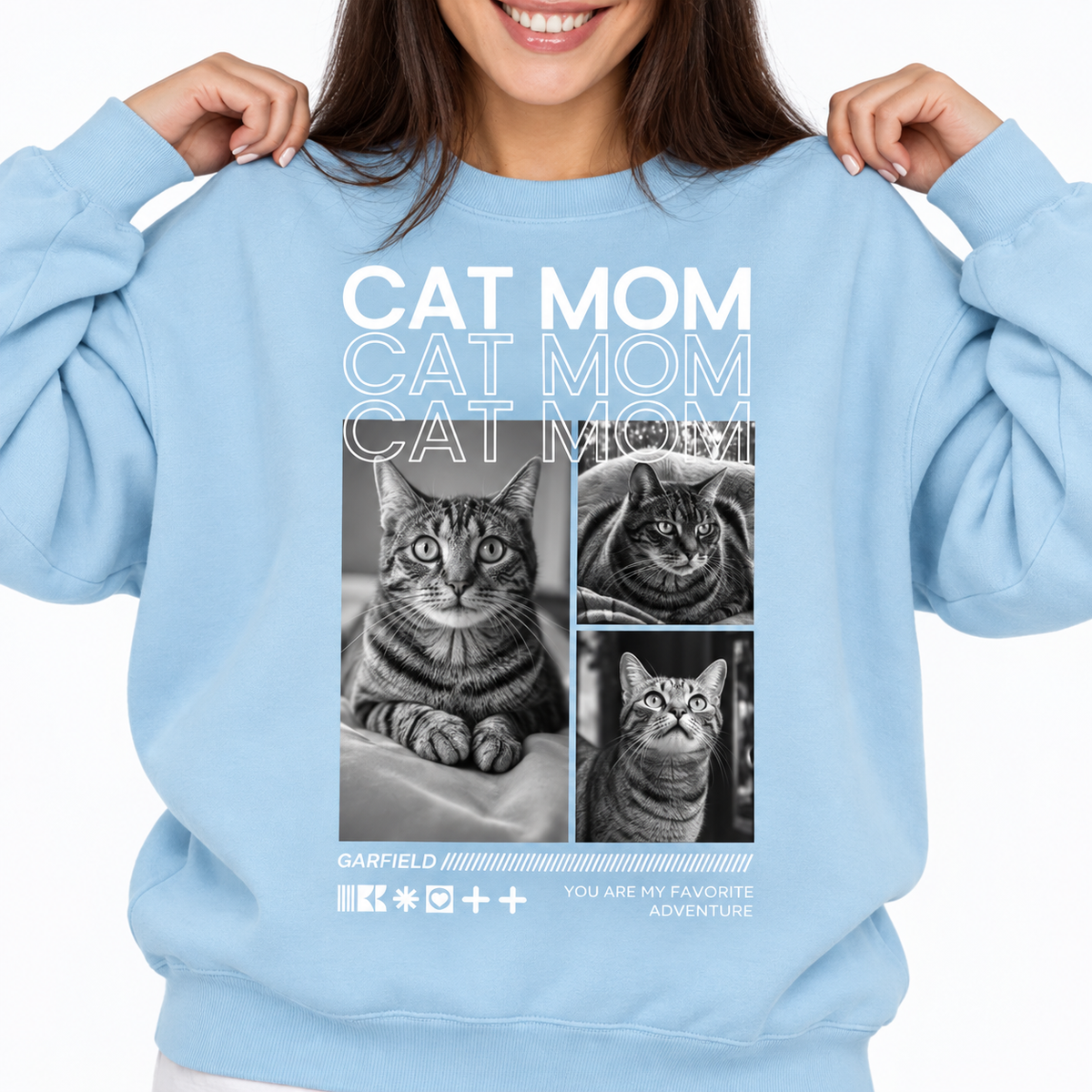 Sudadera azul con el texto "Cat Mom" y tres fotos de gatos en blanco y negro.