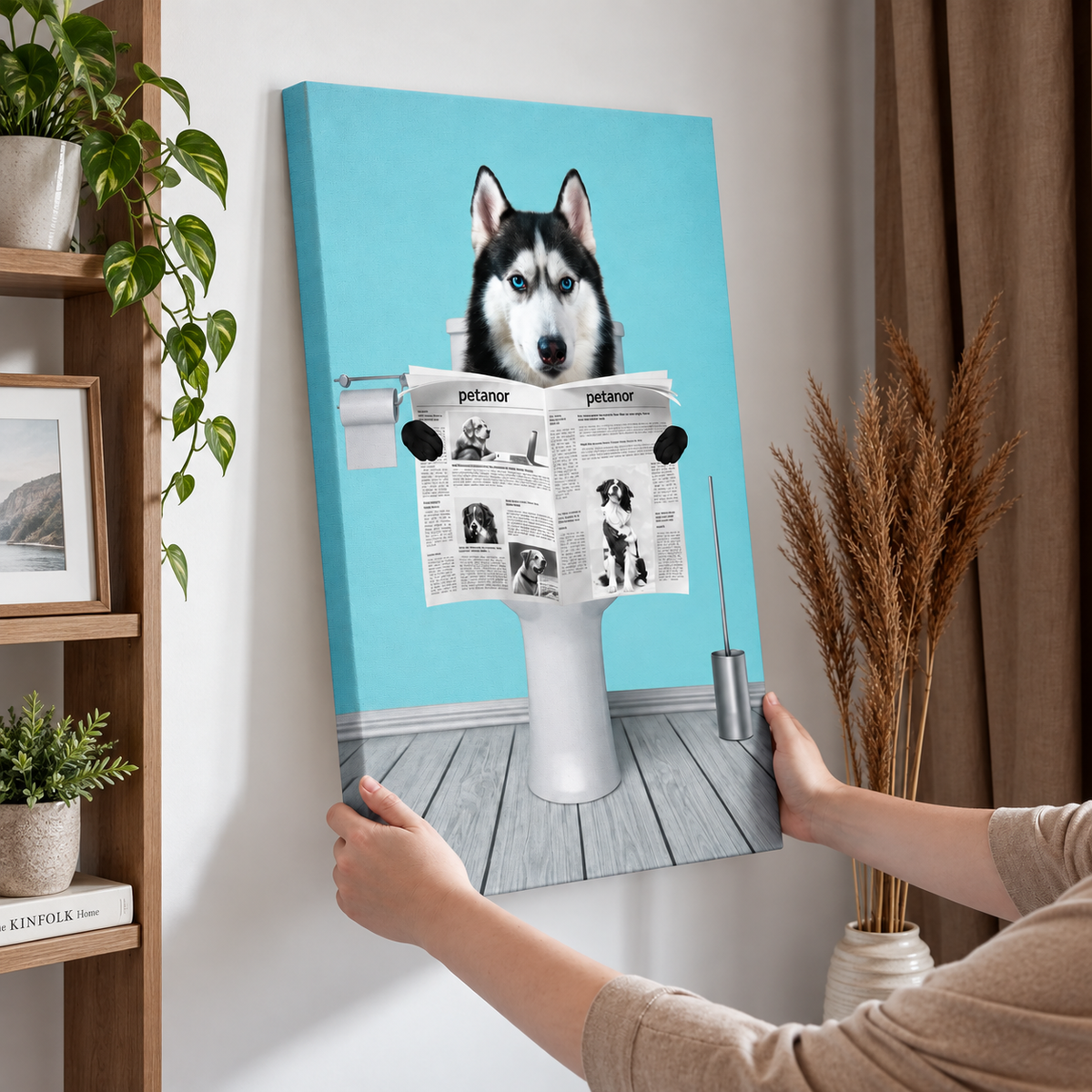 Lienzo de un perro sentado en el váter leyendo el periódico, fondo azul.